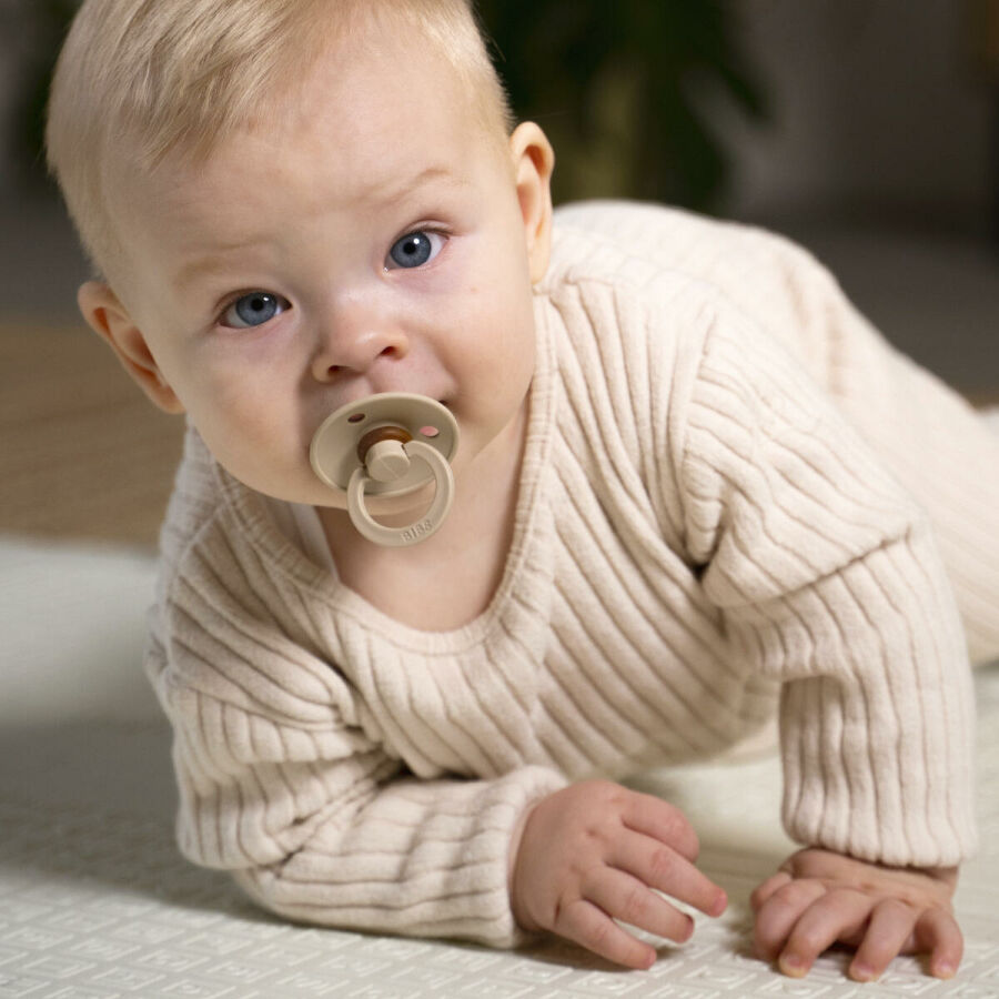 Imagem bebe dando sinais que quer engatinhar